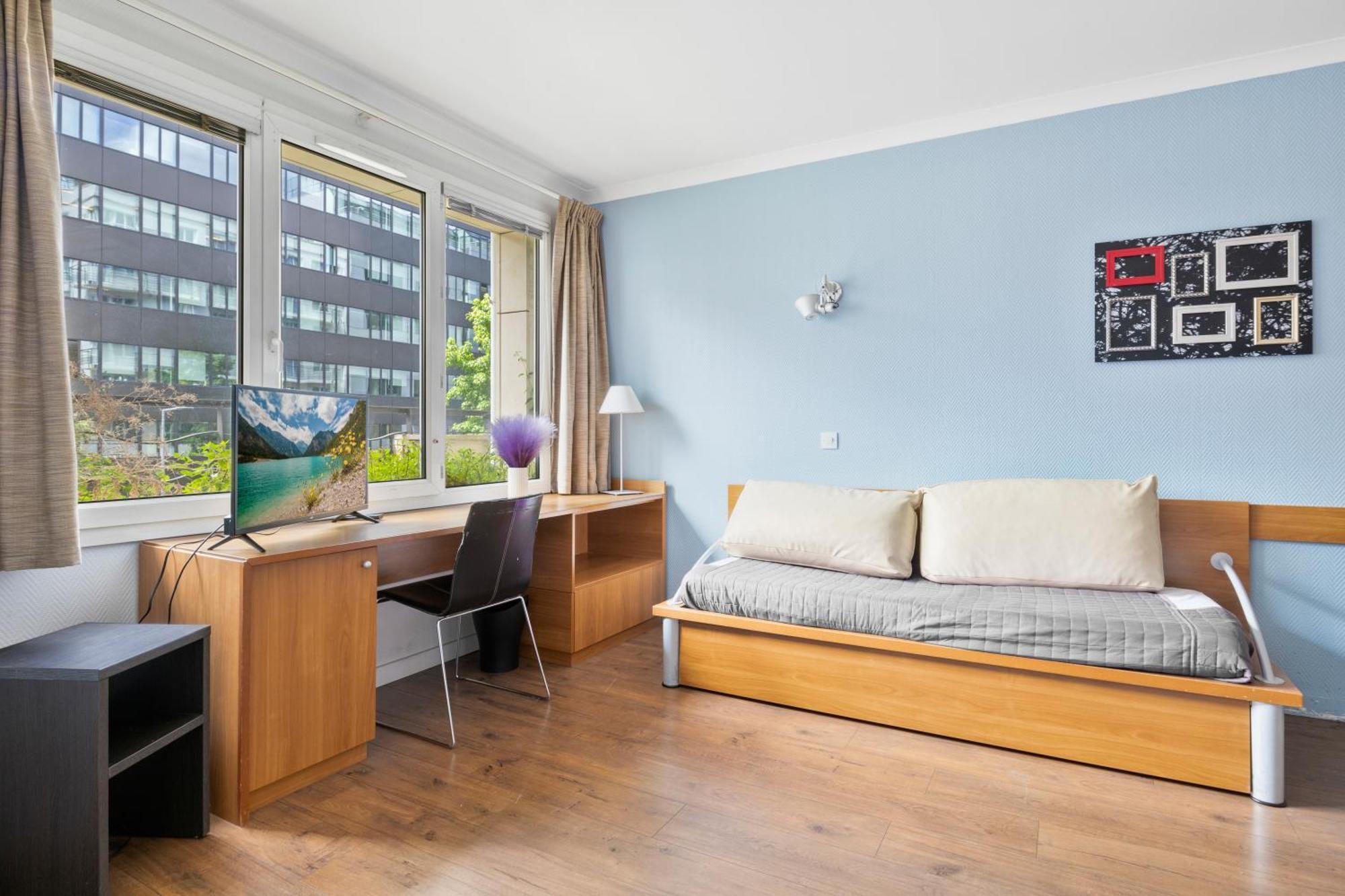 Grand Appartement Avec Balcon - Proche Parc Des Expo - Parking Privee Issy-les-Moulineaux Dış mekan fotoğraf
