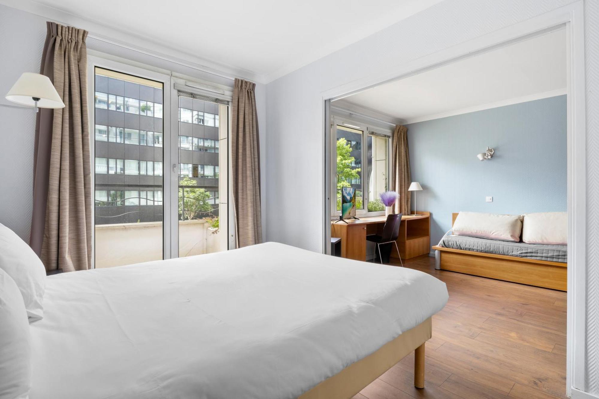 Grand Appartement Avec Balcon - Proche Parc Des Expo - Parking Privee Issy-les-Moulineaux Dış mekan fotoğraf