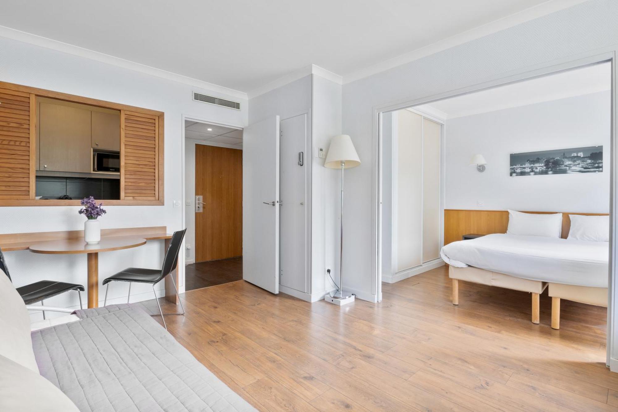 Grand Appartement Avec Balcon - Proche Parc Des Expo - Parking Privee Issy-les-Moulineaux Dış mekan fotoğraf